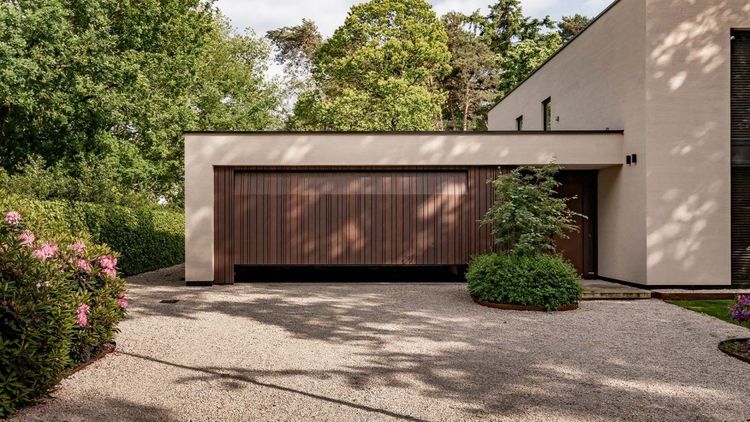 Different Doors houten garagedeur gelijk met de gevel 1 1200x675