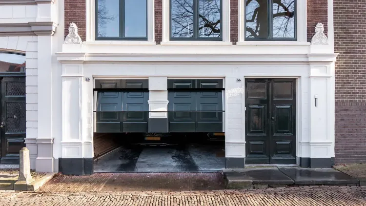 Houten garagedeur monumentaal pand Gorinchem different doors 20