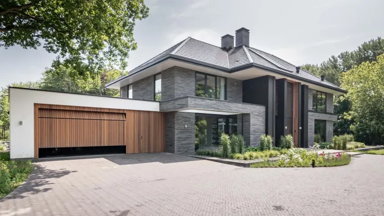 Houten sectionaaldeur met gevelbekleding 3