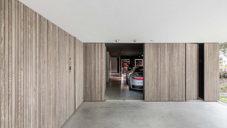 essen-hout-zijwaartse-houten-garagedeur-met-loopdeur-different-doors-15.jpg